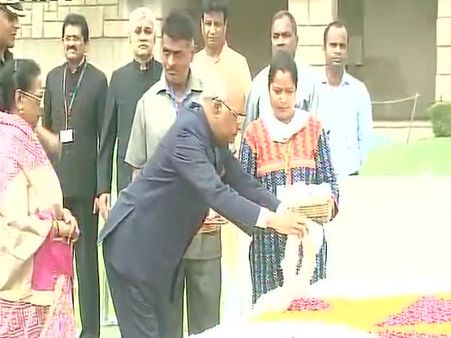 டெல்லி ராஜ்காட்டில் ராம்நாத் கோவிந்த்... காந்தி நினைவிடத்தில் மலர்தூவி மரியாதை