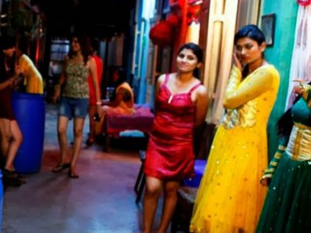 என்ன கொடுமை இது.. நாப்கின்களுக்கும் ஜிஎஸ்டி... படாத பாடுபடும் கொல்கத்தா பாலியல் தொழிலாளிகள்!