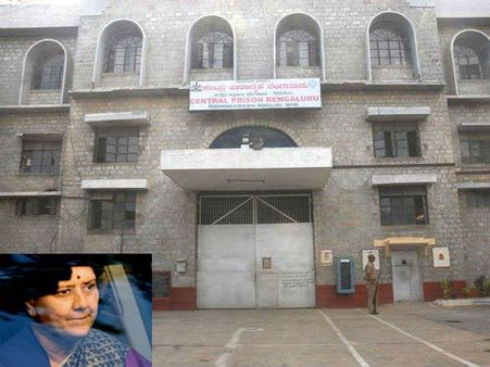 சசிகலாவிற்கு உதவிய 20 கைதிகள் பெல்லாரிக்கு மாற்றம்.. பெங்களூரு பரப்பன அக்ரஹார சிறையில் பரபரப்பு