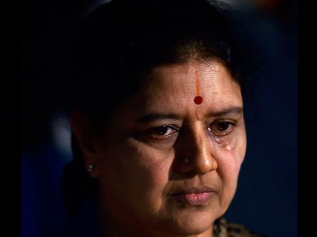 பெங்களூரு சிறையில் சசிகலா தீட்டிய சதித் திட்டம்- ரூ2 கோடி லஞ்சம் அம்பலமானதன் பரபர பின்னணி!