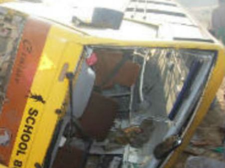 சேலம் ஆத்தூர் அருகே பள்ளிப் பேருந்து கவிழ்ந்து விபத்து... 30 மாணவ, மாணவியர் காயம்