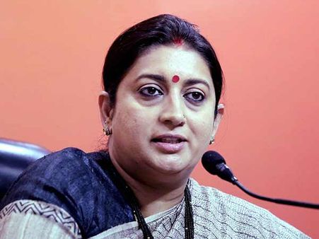 வெங்கய்யா விலகல் எதிரொலி- ஸ்மிருதிக்கு தகவல் ஒலிபரப்புத்துறை கூடுதல் பொறுப்பு