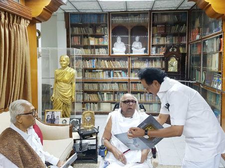 முரசொலி பவளவிழா.. கருணாநிதியிடம் அழைப்பிதழை வழங்கினார் ஸ்டாலின்