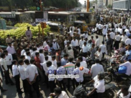 சேலத்தில் சட்டக் கல்லூரி மாணவர்கள் மோதலால் பரபரப்பு.. 4 மாணவர்கள் காயம்