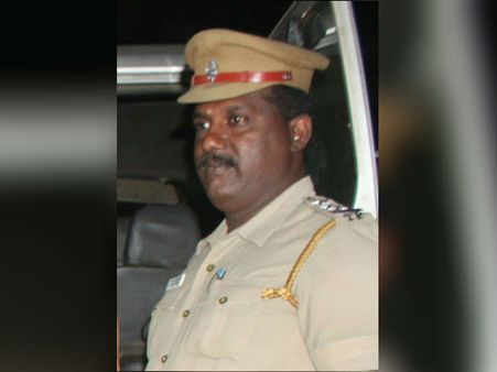 லஞ்சம் வாங்கிய போலீசை ஊர்வலமாக அழைத்துச் செல்லக் கோரி காவல் நிலையம் முற்றுகை… போலீஸ் தடியடி