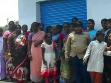 தூத்துக்குடியில் புதிய டாஸ்மாக் கடைக்கு எதிர்ப்பு - பொது மக்கள் முற்றுகை - தள்ளிவிட்ட போலீஸ்