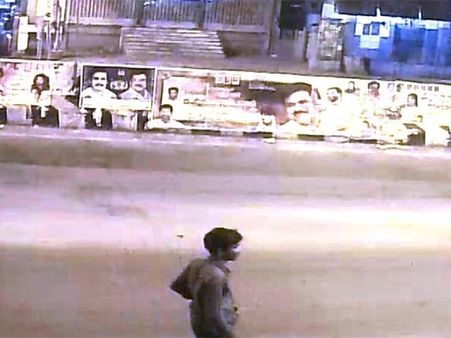 தேனாம்பேட்டை காவல்நிலையம் குண்டுவீசியது யார்? மர்மநபர் படம் வெளியீடு!