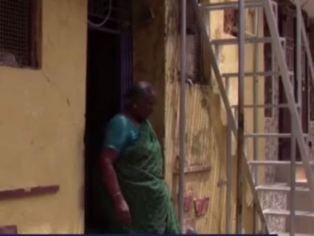 உறங்கிக்கொண்டிருந்த மூதாட்டியிடம் சங்கிலியைப் பறித்துச் சென்ற கொள்ளையர்கள் - வீடியோ