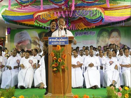 முதல்வர் எடப்பாடியை சிரிக்க வைத்தால் 10,000 ரூபாய் பரிசாம்.. ஓபிஎஸ் அறிவிப்பு