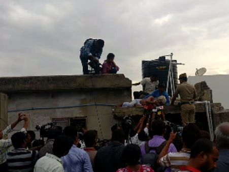 தற்கொலை முயற்சி போராட்டம்.. டிராபிக் ராமசாமியை குண்டுக்கட்டாக தூக்கி, தரதரவென இழுத்து சென்ற போலீஸ்