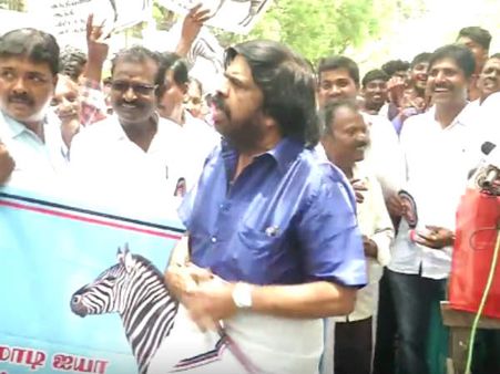 போராட்டத்தில் தொண்டர்களை காணோம் என்று கேட்ட நிருபர்.. வேட்டியை மடித்து கட்டிய டி.ராஜேந்தர்