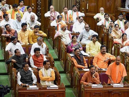 முதல்வர் பேச்சை கேட்காத உபி எம்எல்ஏக்கள்.. பான் பராக்கை மென்னு துப்பி சட்டசபையே நாறுதாம்