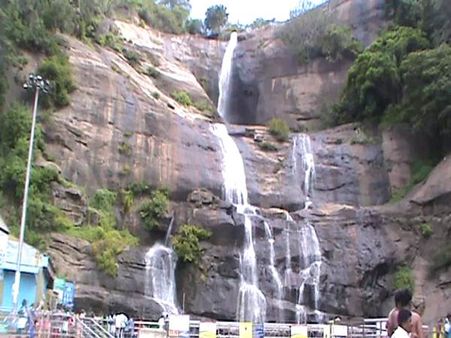 குற்றாலத்தில் சாரல் மழை.. அருவிகளில் தண்ணீர்வரத்து அதிகரிப்பு.. மகிழ்ச்சியில் சுற்றுலாப் பயணிகள்