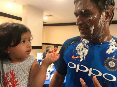 அப்பா முகத்தில் கேக் ஃபேஷியல்.. ஆச்சரியத்துடன் பார்த்த ஜிவா டோணி.. வைரலாகும் படங்கள்!