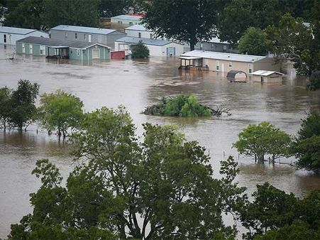 டெக்சாஸ் மாகாணத்தில் வெள்ளம் புகுந்த ஆலையிலிருந்து ரசாயன கசிவு.. சுற்றுவட்டார மக்கள் வெளியேற்றம்