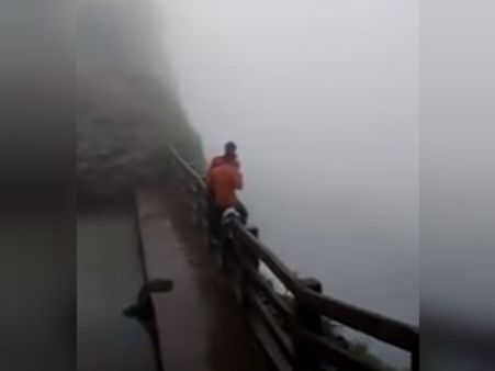 2,000 அடி ஆழப் பள்ளத்தாக்கில் விழுந்து 2 பேர் பலி... வைரலான அதிர்ச்சி வீடியோ