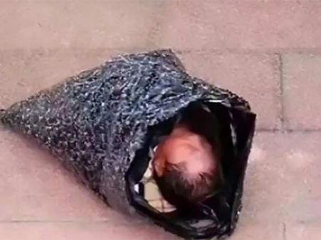 தொப்புள் கொடியை கூட அறுக்காமல் பச்சிளம் குழந்தையை ஆசிரமத்திற்கு கொரியரில் அனுப்பிய கொடூர பெற்றோர்!