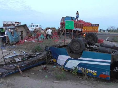 கோவில்பட்டி அருகே வேன் - லாரி மோதல்.. 2 பெண்கள் பரிதாப பலி