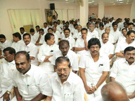 அதிமுக எம்எல்ஏக்களை தக்க வைக்க கையெழுத்து வேட்டை?