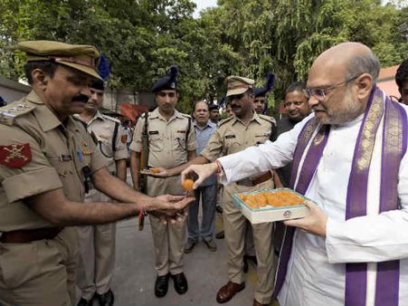 சுதந்திர தின விழா உற்சாக கொண்டாட்டம்- பாஜக, காங். அலுவலகங்களில் தேசிய கொடி ஏற்றம்!