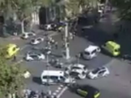 ஸ்பெயின் நாட்டில் தீவிரவாத தாக்குதல்- மக்கள் கூட்டத்தில் வேன் பாய்ந்து ஒருவர் பலி: 32 பேர் படுகாயம்