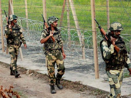 சிக்கிம் எல்லையில் சீன வீரர்களுக்கு இனிப்பு வழங்கி சுதந்திர தினம் கொண்டாடிய ராணுவ வீரர்கள்!