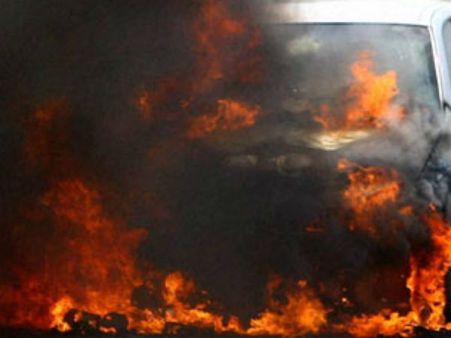 கோவை பைபாஸ் சாலையில் தீப்பற்றி எரிந்த கார்... குடும்பத்தையே காப்பாற்றியவர் தீயில் கருகினார்!