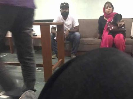 குஜராத் எம்.எல்.ஏக்கள் தங்கியுள்ள ரிசார்ட்டில்.. தம்பதி போல வந்து வேவு பார்த்த ரிபப்ளிக் டிவி டீம்