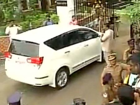 முதல்வரை மாற்ற வலியுறுத்தி ஆளுநரிடம் கடிதம் கொடுத்த தினகரன் ஆதரவு 19 எம்.எல்.ஏக்கள்!