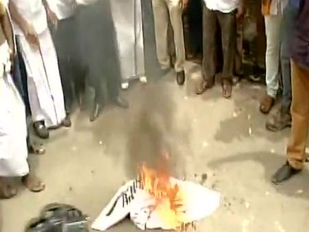 வைத்திலிங்கம் எம்பி கொடும்பாவி எரிப்பு.. தினகரன் ஆதரவாளர்கள் சென்னையில் போராட்டம்