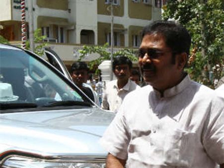 அதிமுக ஆபீசுக்கு போனா கைது செய்வாங்களோ? பீதியுடன் விசாரிக்கும் தினகரன்