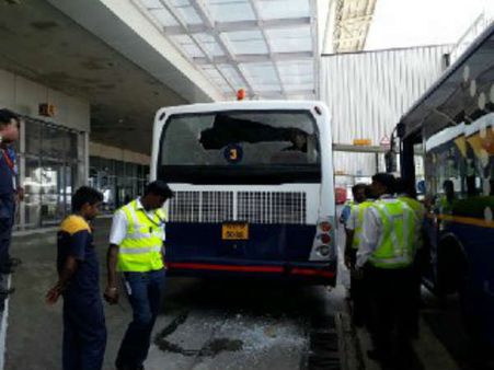 திவாகரன் பேருந்து மீது கல்வீச்சு... அமைச்சர் காமராஜ் வீட்டுக்கு போலீஸ் பாதுகாப்பு