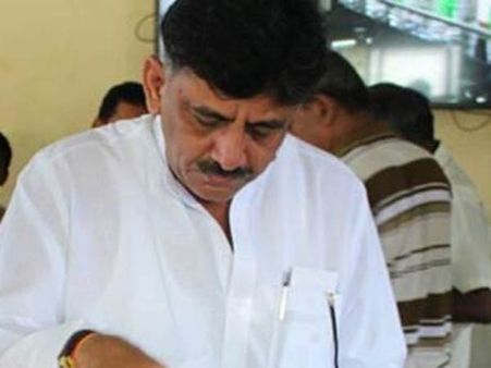 ஐடி அதிகாரிகள் பிடியில் அமைச்சர் டி.கே.சிவகுமார்.. செல்போனும் பறிப்பு