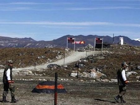 டோக்லாம் எல்லையில் படைகளை குறைத்தது இந்தியா.. சீன ராணுவம் தொடர்ந்து குவிப்பு