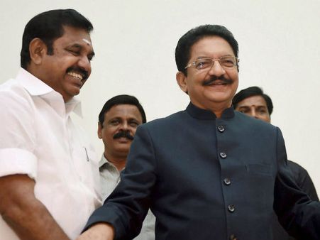 எடப்பாடி அரசு 'மெஜாரிட்டி' நிரூபிக்க ஆளுநர் உத்தரவிட மறுத்தது ஏன் தெரியுமா?