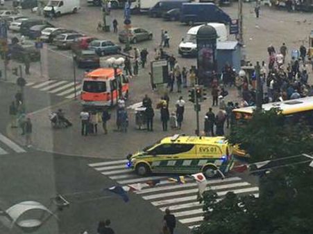 பின்லாந்தில் பரபரப்பு.. பொதுமக்கள் மீது மர்ம நபர் சரமாரி கத்தி குத்து.. 2 பேர் பலி, பலர் காயம்