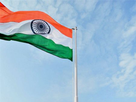 அதிகாலை 12.01 மணிக்கு தேசிய கொடியேற்றி சுதந்திர தினத்தை கொண்டாடும் மக்கள்!