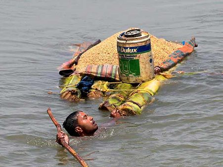 பீகார், அஸ்ஸாம், மேற்கு வங்கத்தை புரட்டிப் போட்ட பெருவெள்ளம்.. பல லட்சம் பேர் பரிதவிப்பு!