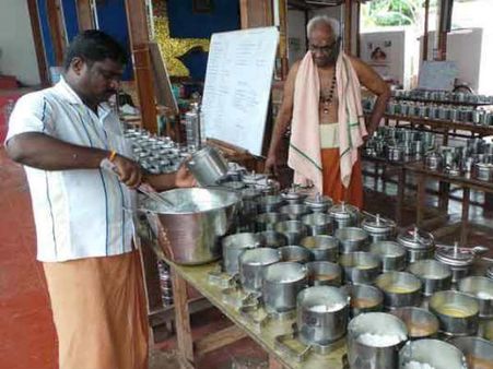 முதியவர்களுக்கு சத்தான உணவு வழங்கும் பெரியவர்... நெல்லை மாவட்டத்தின் ஈரமனசு! Exclusive
