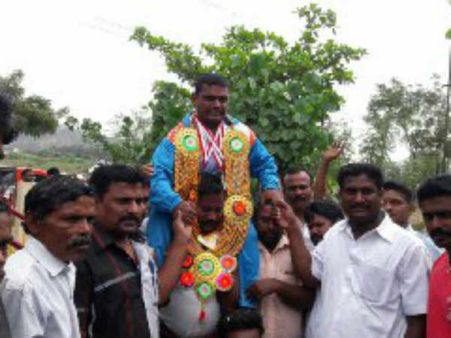 உயரம் குன்றியவர்களுக்கான சர்வதேசப் போட்டி: 3 தங்கத்தை வென்ற தமிழக வீரர் கணேசனுக்கு உற்சாக வரவேற்பு