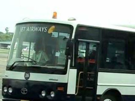 சென்னை விமான நிலையத்தில் பெரும் பரபரப்பு.. ஜெட்ஏர்வேஸ் பேருந்துகள் மோதி விபத்து