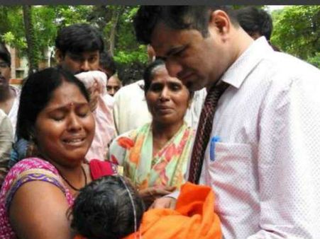 சொந்த பணத்தில் ஆக்சிஜன் சிலிண்டர் வாங்கி குழந்தைகளின் உயிரை காத்த கோரக்பூர் டாக்டர் கான்!