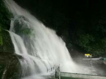 கனமழை: குற்றாலம் அருவிகளில் சுற்றுலா பயணிகள் குளிக்க தொடரும் தடை!