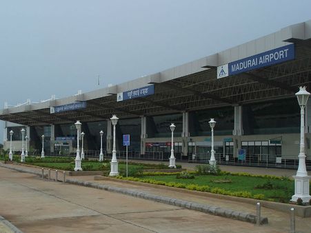 கனமழை எதிரொலி.. மதுரை விமான நிலைய சுற்றுச்சுவர் இடிந்து விழுந்து நாசம்