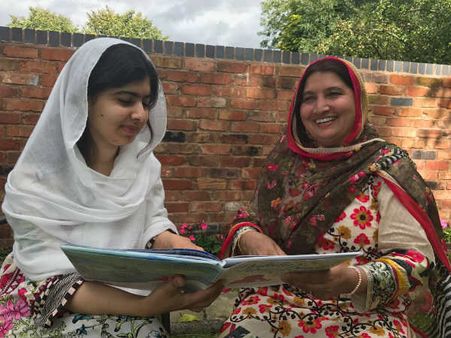 மலாலாவின் புதிய புத்தகத்தை முதல் முதலாக படித்த அவரது தாய்!!