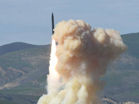 எதிரி ஏவுகணையை இடைமறித்து அழிக்கும் அமெரிக்க ஏவுகணைகள்.. 