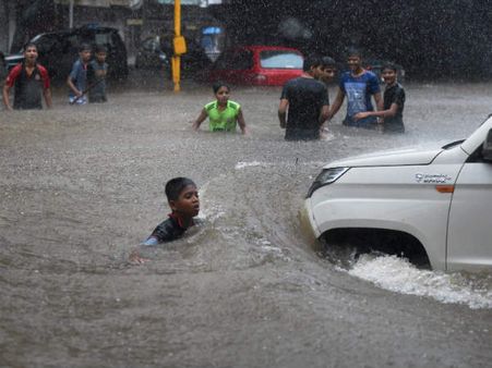 மும்பை கனமழை... உதவிக்கு நாட அவசர கால அழைப்பு எண்கள் இதோ...