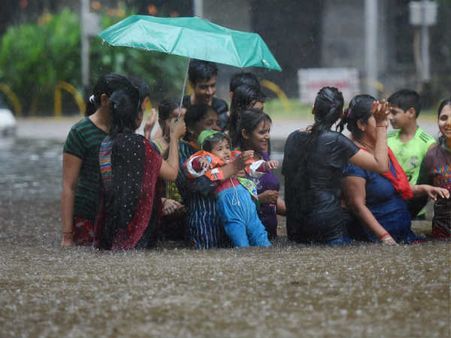சேத்து வெச்ச சொத்தைவிட மனிதாபிமானம் தான் காப்பாற்றும்... மும்பை மழை உணர்த்திய தத்துவமிது!