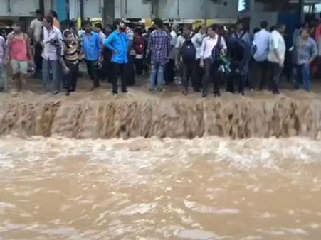 நயாகரா நீர் வீழ்ச்சியானது மும்பை முலுந்த் ரயில் நிலையம் #MumbaiRains