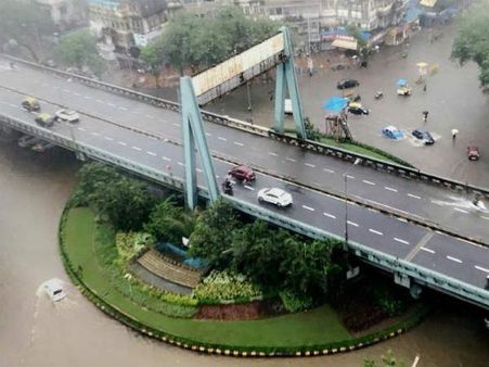 வீட்டை விட்டு வெளியே வரவே வராதீங்க... மும்பைவாசிகளை எச்சரிக்கும் சமூகவலைதளவாசிகள்
